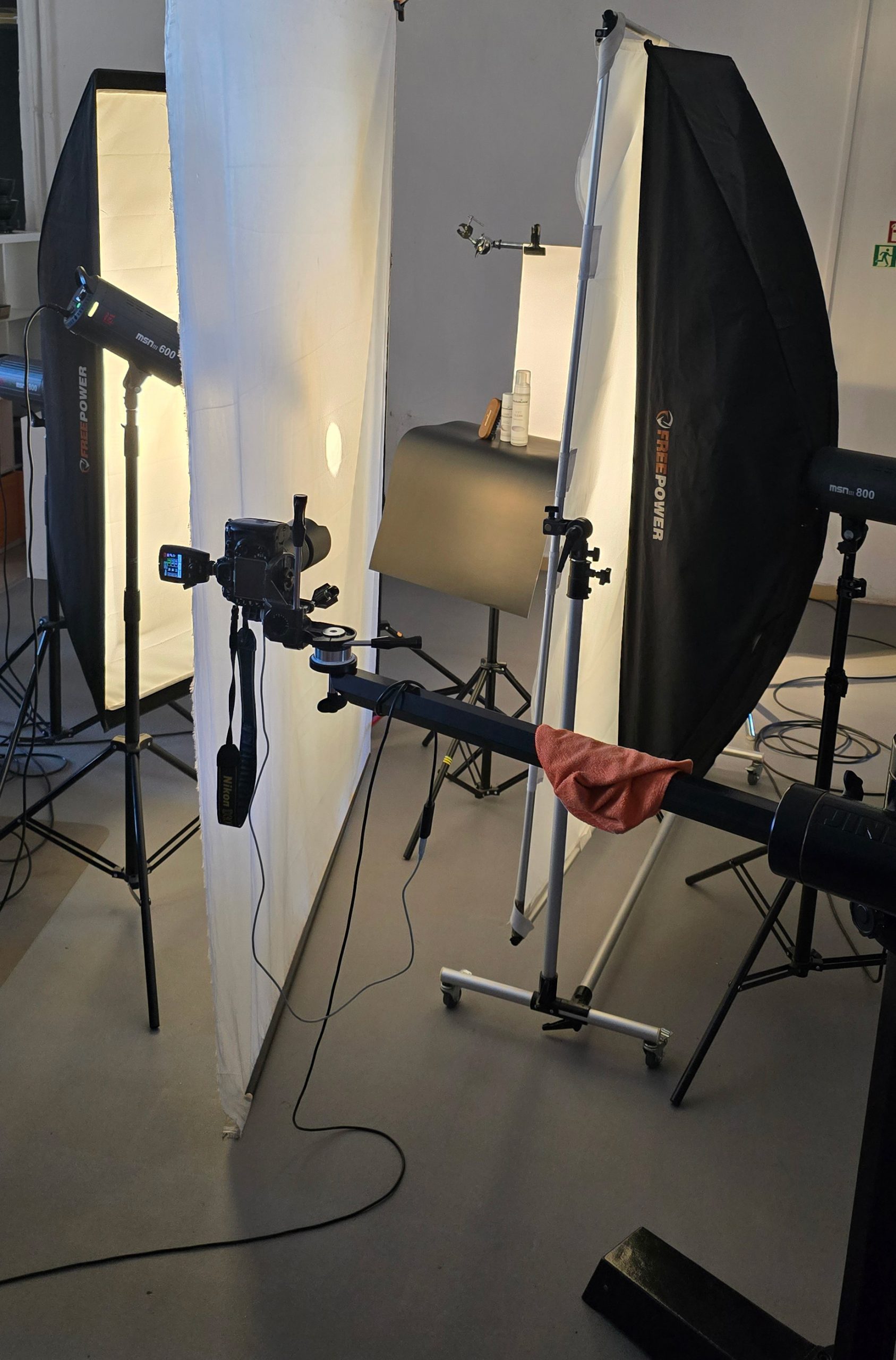 flagi fotograficzne backstage sesji produktowej colourlock bialy na bialym