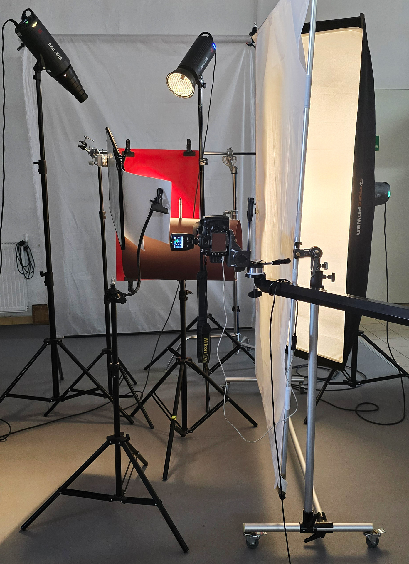 flagi fotograficzne backstage sesji produktowej trzpienia