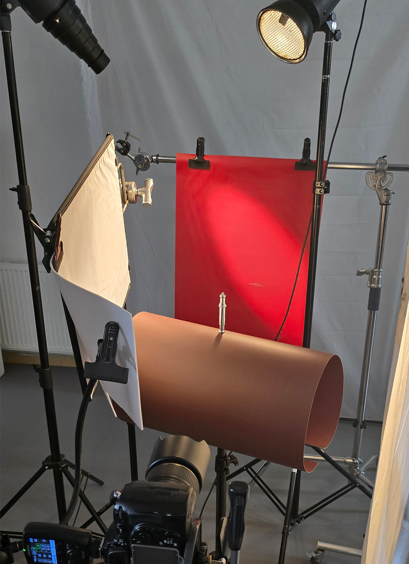 ustawienie aparatu i flagi fotograficzne w studio